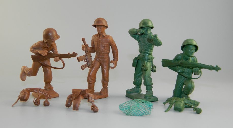Four Peco Plastic WWII Toy Soldiers w Accessories