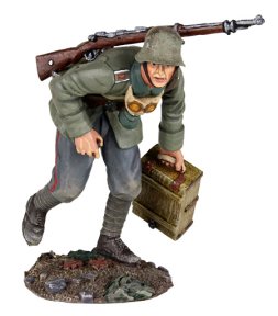 1916-18 German Infantry Advancing with Ammo Box #1