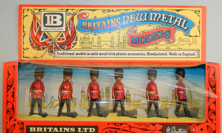 Scots Guards w/Plastic Caps & Rifles