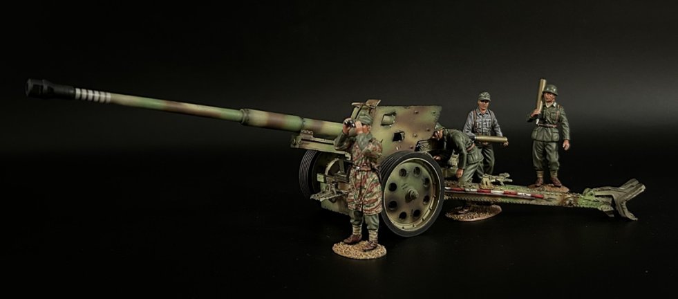 Camouflage Pak43 88mm Anti-tank Gun and Summer Crew