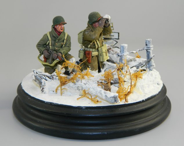 Officer w/Bino & Kneeling Ready NCO w/Tommy Gun