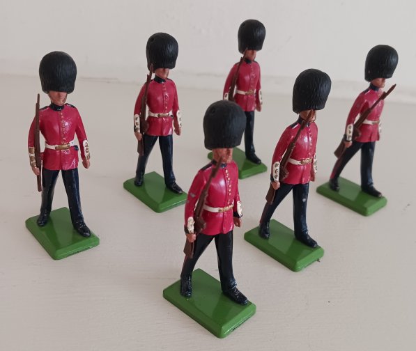 Scots Guards w/Plastic Caps & Rifles