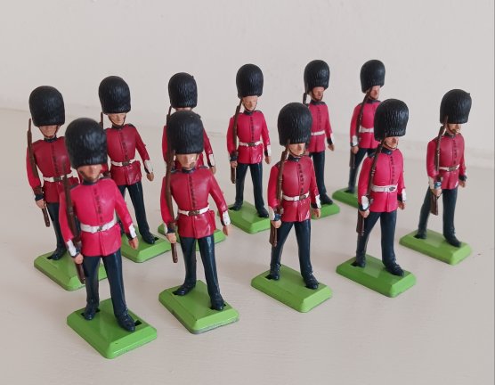 Scots Guards w/Plastic Caps & Rifles