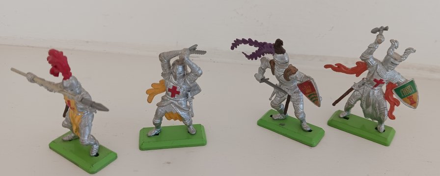 Deetail Plastic Knights on Metal Bases