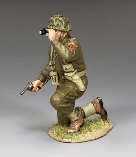 Kneeling British Officer - Grass