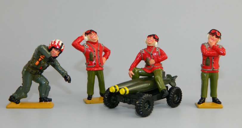 Club Room Model Soldiers DS-16 WWII Bomb Loading Crew  Gloss Finish