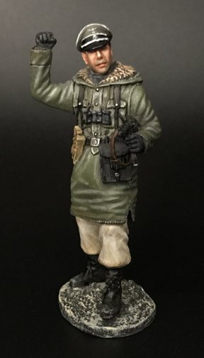 LSSAH Officer with a MP40
