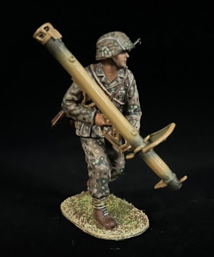 Waffen-SS Panzerschreck Shooter Bend Forward