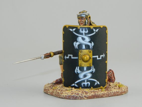 Kneeling Legionnaire with Pilum Lowered - 30th Legion Black Shield