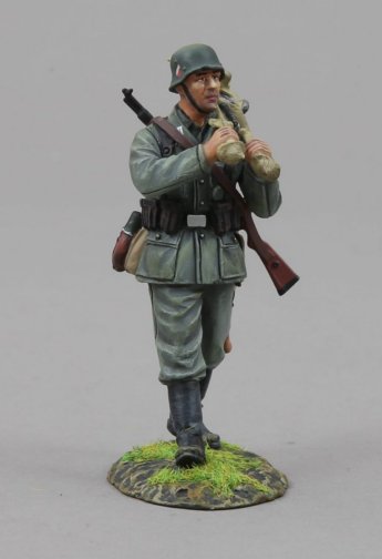 HEER Private, Carrying Mortar Legs