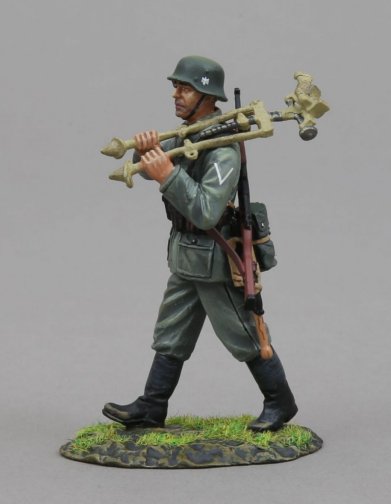 HEER NCO, Carrying Mortar Legs