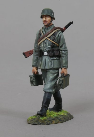Heer Infanteer with Ammo Boxes