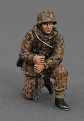 Kneeling SS Artillery Crewman w/Ramrod