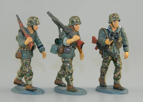 Officer & 3 Advancing Panzer Grenadiers