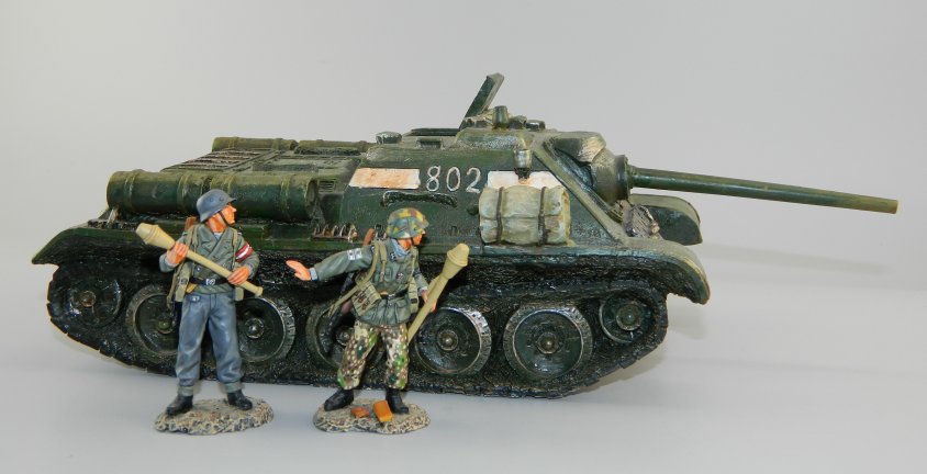 SU 85 Russian Self Propelled Gun w/Two Tank Fighters