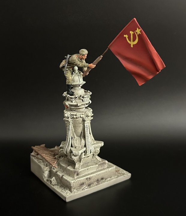 Red Army Raising a Flag Over Reichstag|RA016|WarPark|WWII