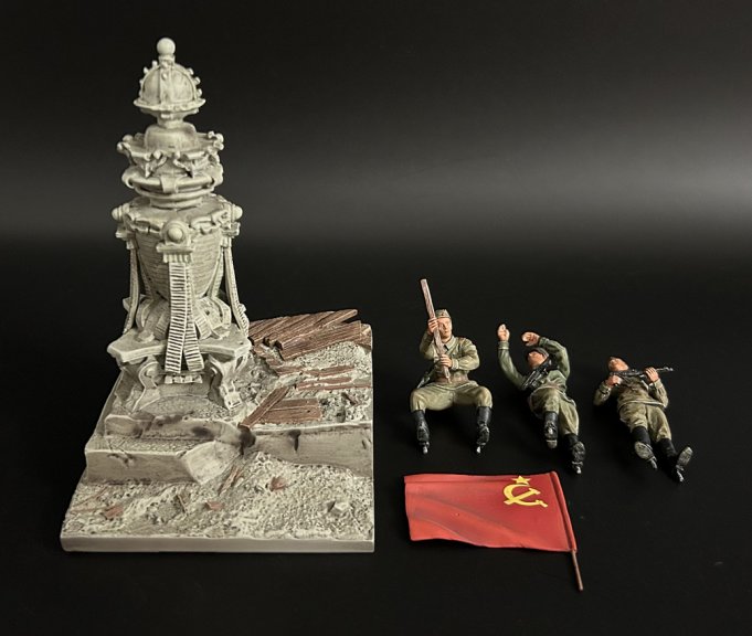 Red Army Raising a Flag Over Reichstag|RA016|WarPark|WWII