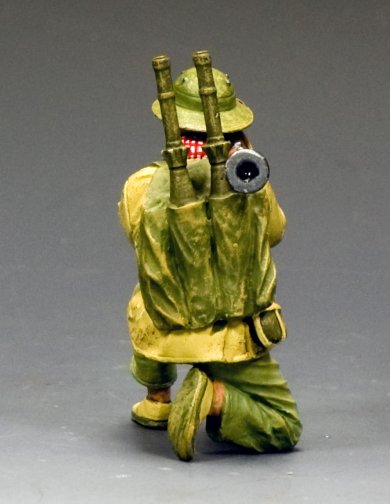 VN167 NVA kneeling firing RPG figurines et collections